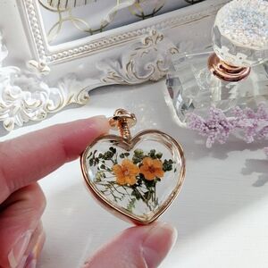 Dry flowers gold heart ❤️ fashion pendant